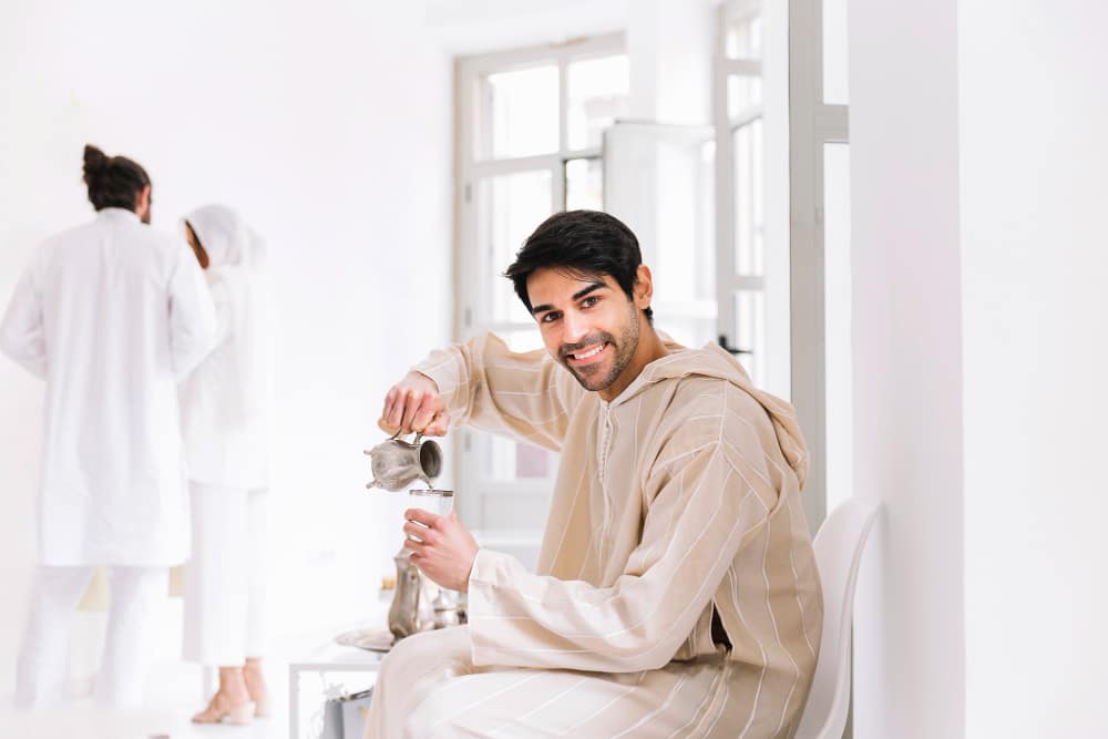 homme en vêtements islamiques