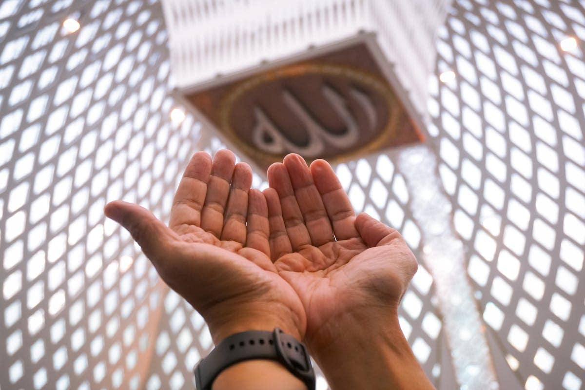 Mains levées en doua dans une mosquée avec calligraphie arabe - invocation islamique du voyageur musulman